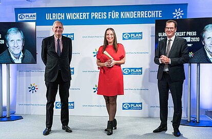 Den Ulrich Wickert Preis für Kinderrechte 2020 in der Sparte Deutschland/Österreich überreicht Bundesentwicklungsminister Dr. Gerd Müller an Stefanie Appel. ©Michael Fahrig