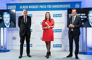 UWP Den Ulrich Wickert Preis für Kinderrechte 2020 in der Sparte Deutschland/Österreich überreicht Bundesentwicklungsminister Dr. Gerd Müller an Stefanie Appel. ©Michael Fahrig