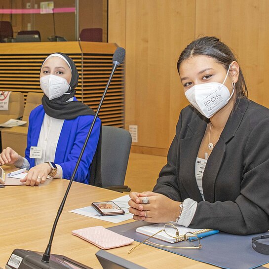 Alya und Batoul präsentieren ihre politischen Forderungen vor Vertreter:innen der Europäischen Kommission