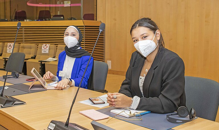 Alya und Batoul präsentieren ihre politischen Forderungen vor Vertreter:innen der Europäischen Kommission