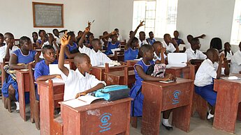 Plan konzentriert sich weiterhin auf den Kinderschutz, da die Kinder am schwersten unter der Epidemie litten.©Jeneba Sheku/Plan Plan konzentriert sich weiterhin auf den Kinderschutz, da die Kinder am schwersten unter der Epidemie litten.©Jeneba Sheku/Plan