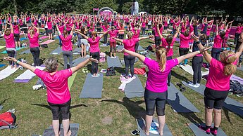 Mit Yoga im Stadtpark fing der BARMER Women’s Run in Hamburg an. © Norbert Wilhelmi