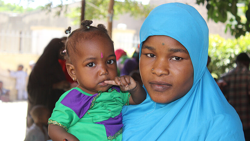 Vor kurzem litt Mariams kleine Tochter an Unterernährung. Mit Hilfe von Plans Ernährungsprogramm entwickelt sie sich heute sehr gut. © Plan International