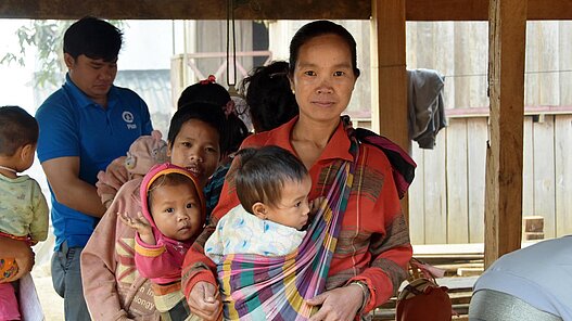 Dieses Plan Projekt ermöglicht mit mobilen Hebammen einen besseren Zugang zu Gesundheitsdiensten für Schwangere und Mütter und hilft dabei die Mutter-Kind-Sterblichkeit zu senken.