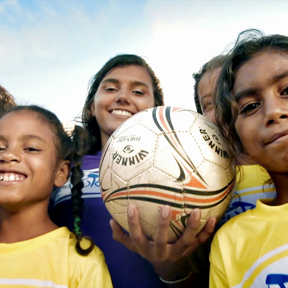 Das gemeinsame Fußballspielen ist gerade für Mädchen, die in Brasilien vielfach benachteiligt werden, von hohem Wert.