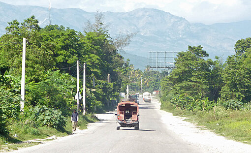 Über die Fernstraße No.2 rollt im Regelfall der Verkehr von Port-au-Prince in den Westen und Süden Haitis. Sie ist aktuell gesperrt und wird von bewaffneten Banden kontrolliert. Über die Fernstraße No.2 rollt der Verkehr von Port-au-Prince in den Westen und Süden des Landes