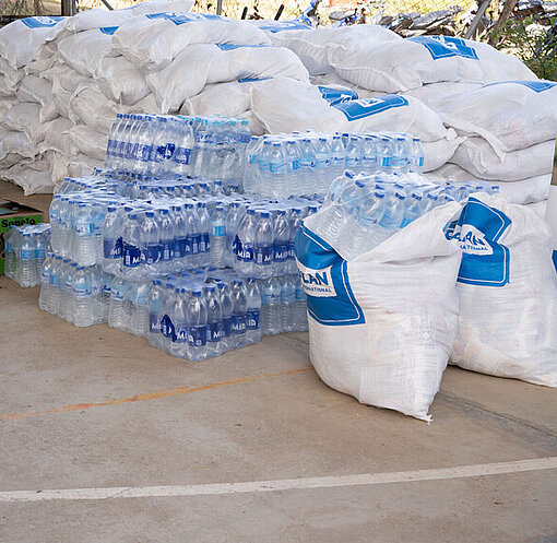 Trinkwasser in Wasserflaschen verpackt als wichtige Hilfsgüter