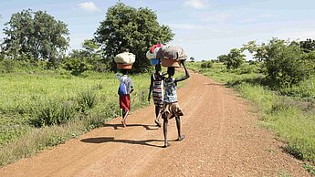 Lange Wege sind Normalität für Mädchen in Südsudan.