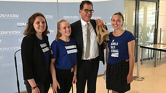 Miriam (21), Susan (22) und Paula (17) aus dem Plan-Jugendbeirat trafen im Vorfeld des internationalen Tags gegen Kinderarbeit Bundesentwicklungsminister Gerd Müller im Bundestag in Berlin. © Plan International