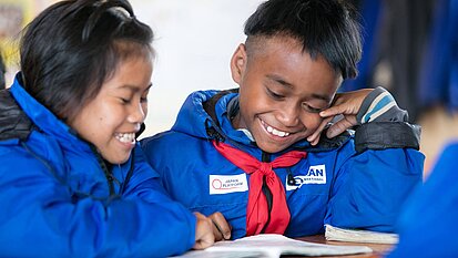 Wir fördern Kinder darin, lesen und schreiben zu lernen.