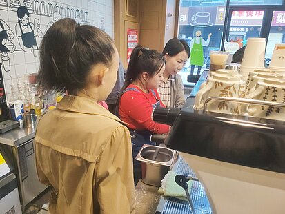 Junge Frauen arbeiten in einem Café