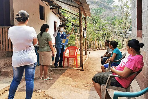 Während der Corona-Pandemie informiert Plan International die Menschen in der Region Lapaera über die Gefahren von Covid-19