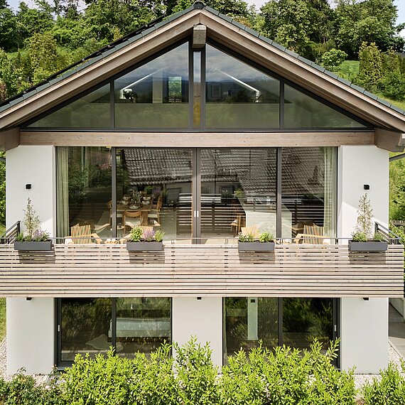 Plan_Soziallotterie_Omaze_Hausverlosung_2025 Ein luxuriöses Haus im Grünen.