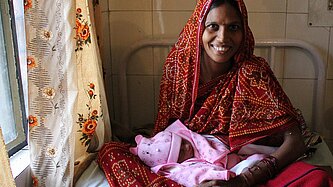 Baby Nargis wurde 2011 in Indien geboren und ist eines von mehreren Babys, die weltweit symbolisch zum siebenmilliardsten Menschen erklärt wurden. © Plan