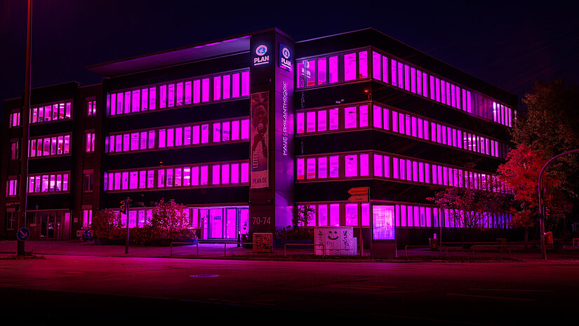 Das Büro von Plan International Deutschland leuchtete am Abend in pinker Farbe. © Dennis Baader