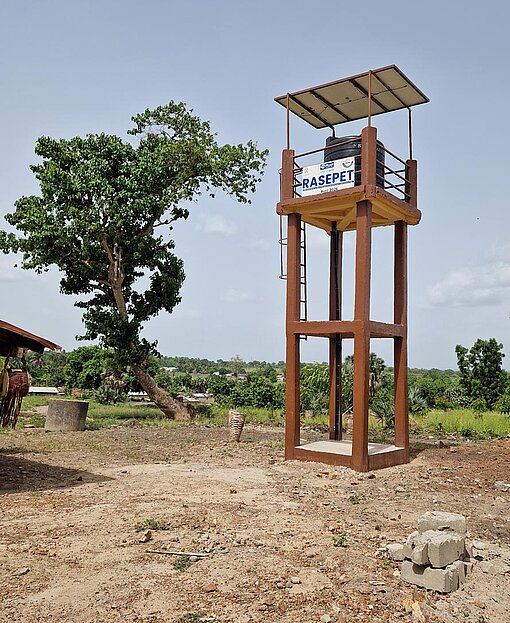 An der Stitze eines betonierten Turms steht ein Wassertank