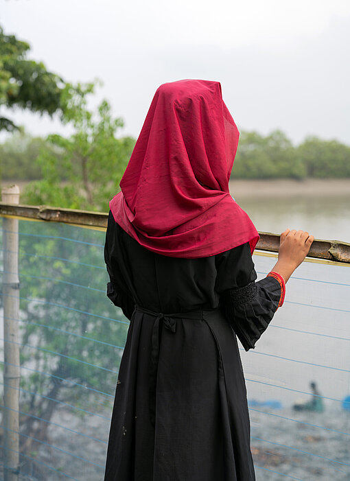 Eine Jugendliche aus Bangladesch mit Hijab, von hinten fotografiert