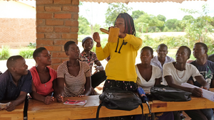Jugendliche in Malawi hören aufmerksam einer Präsentation über sexuelle Gesundheit zu