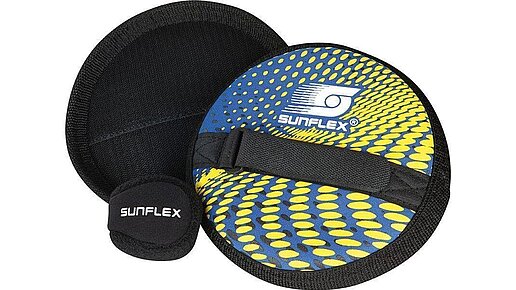 Zwei runde Neopren-Scheiben, bei einer ist die schwarze Klettseite zu sehen, die andere ist buntbedruckt mit schwarzer Handschlaufe. Der kleine schwarze Ball liegt davor.