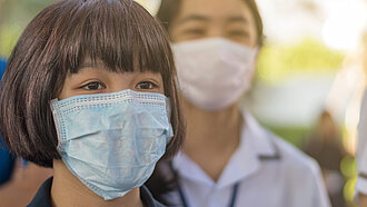 Zwei Frauen mit OP-Masken.