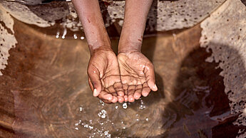 Bild: Hände mit Wasser
