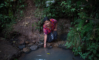 Sauberes Trinkwasser hat in Julias Plan für die Gemeinde hohe Priorität. Deshalb ist sie auch Mitglied im Wasserkomitee. ©Sandra Sebastián / Plan International