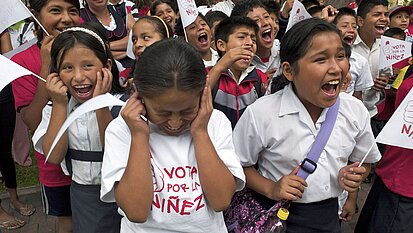 Kinder demonstrieren in Lima für ihre Rechte. © Plan/Ric Francis. Bild stammt aus einem ähnlichen Plan-Projekt in Peru.