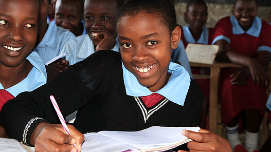 Schultische für neue Klassenzimmer in Uganda