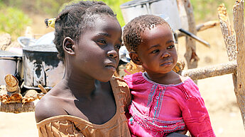 Viele Kinder können während einer Hungerkrise nicht zur Schule gehen, da sie ihre Eltern bei der Arbeit unterstützen, um die Lebensgrundlage für die Familie zu sichern. Auch die Betreuung ihrer jüngeren Geschwister müssen sie oft übernehmen.