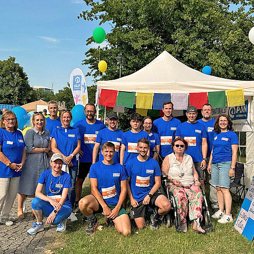 Eine Gruppe Ehrenamtlicher sitzt im Festzelt