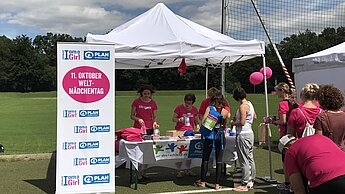 Der Because I am a Girl Info-Stand wurde von den Ehrenamtlichen der Aktionsgruppe Frankfurt betreut. © Plan International