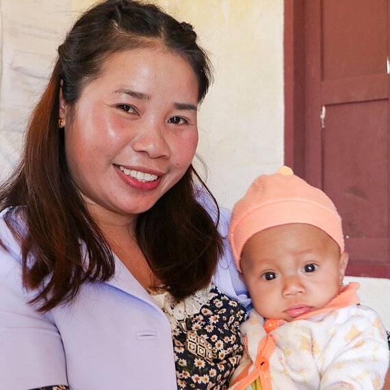 Im Rahmen des Projekts besuchen Gesundheitshelferinnen und Helfer entlegene Gemeinden, um sich besonders um Babys und Mütter zu kümmern.