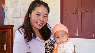 Im Rahmen des Projekts besuchen Gesundheitshelferinnen und Helfer entlegene Gemeinden, um sich besonders um Babys und Mütter zu kümmern.