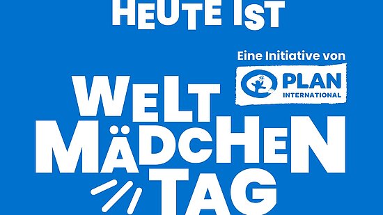 Blaue Grafik von Plan International. In großen weißen Buchstaben steht: ‚Heute ist Welt-Mädchentag.‘ Rechts daneben das Logo von Plan International. Unten sind vier bunte Illustrationen von Mädchen zu sehen: eines legt die Hände unter das Kinn, eines formt mit den Händen ein Herz, eines schaut nach vorne, und eines lächelt seitlich.