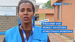 Vorschau für ein Video aus dem Projekt "Mädchen vor Gewalt schützen", das eine Mitarbeiterin vor einem Schutzhaus in Äthiopien zeigt.