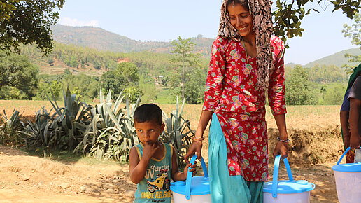 Plan verteilt Wasserkanister und Hygiene-Boxenl.