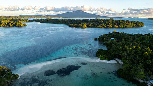 Küstenlandschaft auf der Insel Nggatokae auf den Salomonen