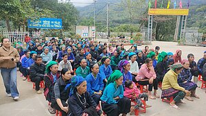 Gemeindetreffen in Vietnam. Gemeindeveranstaltung in Vietnam mit Frauen, Männern und Kindern im Freien.