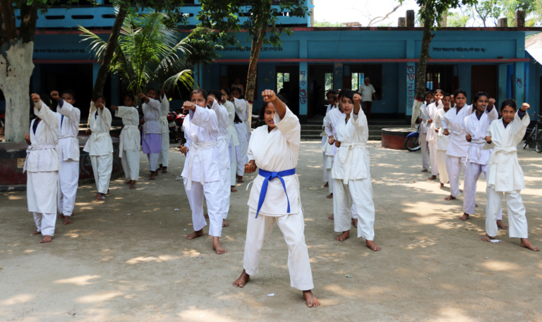 Eine Gruppe Mädchen lernt Karate