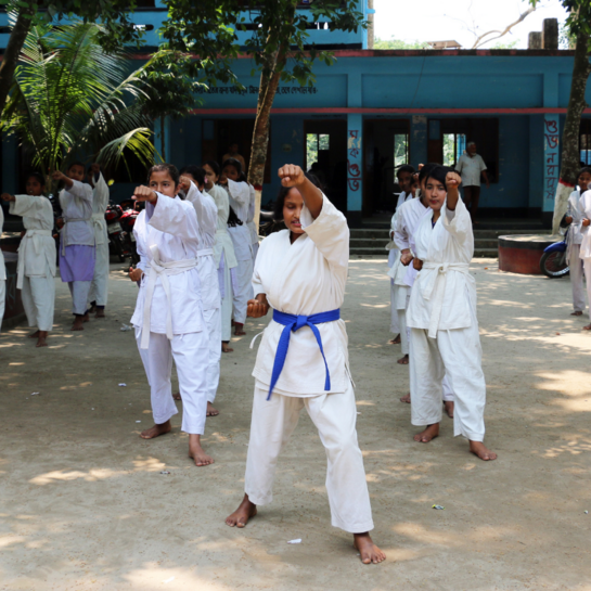 Eine Gruppe Mädchen lernt Karate