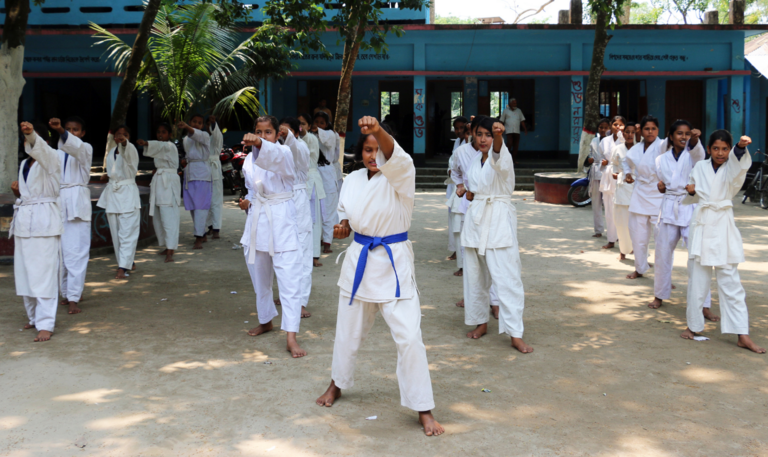 Eine Gruppe Mädchen lernt Karate