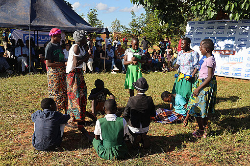 Kinder spielen ein Theaterstück bei einer Aufklärungsveranstaltung in Malawi.