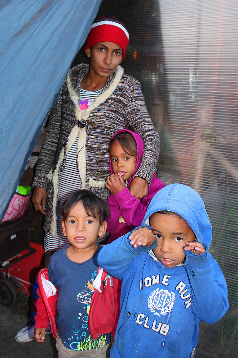 Venzolanische Geflüchtete in einer Busstation mit ihren Kindern.