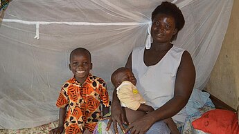Ein Moskitonetz kann eine ganze Familie vor Malaria schützen.
