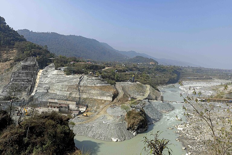 Blick auf die Baustelle eines Staudamms in Nepal