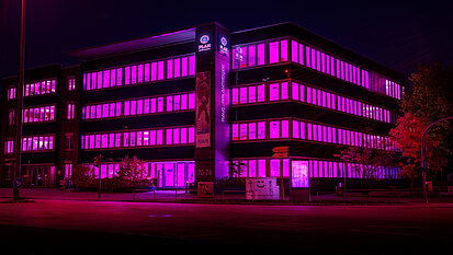 Auch in diesem Jahr wird unser Hamburger Bürogebäude zum Welt-Mädchentag beleuchtet. ©Plan International