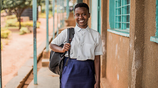 Schulrucksäcke und Bücher für Kinder in Uganda