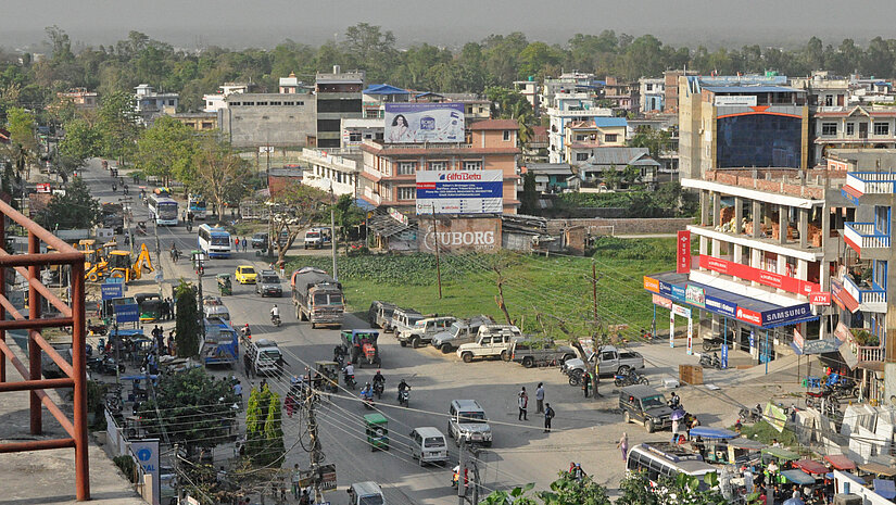 Auf Nepals Straßen sind Fußwege Mangelware. © Plan / Marc Tornow