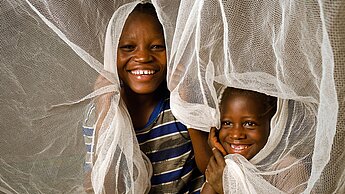 In 2012 hat Plan 7,6 Millionen Moskitonetze in Burkina Faso verteilt. © Nyani Quarmyne/Plan