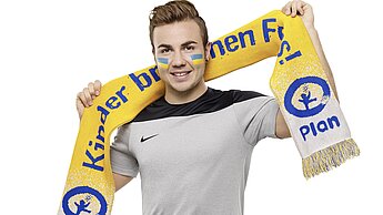 Mario Götze unterstützt die Nothilfemaßnahmen von Plan in Nepal.